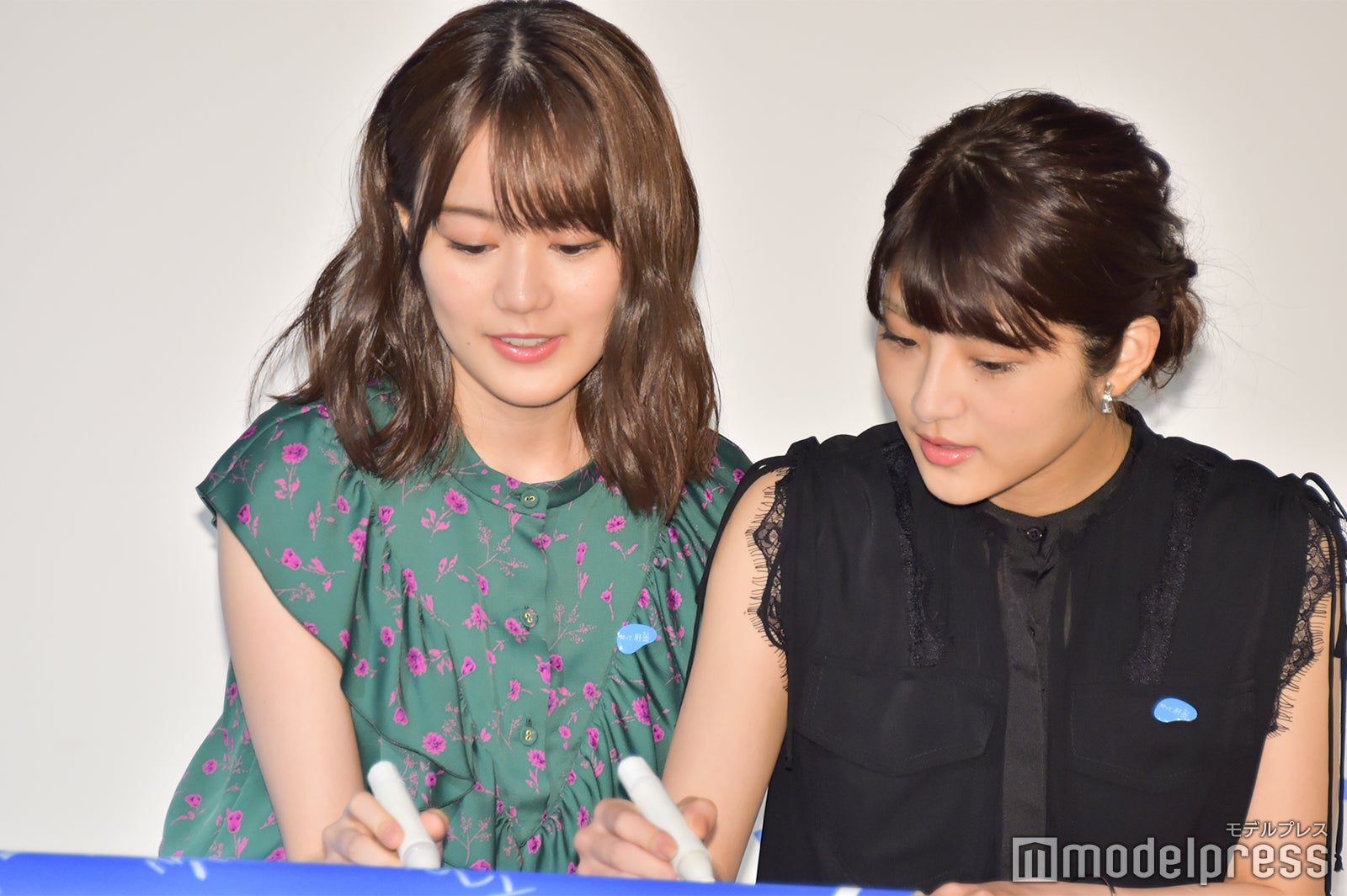 メッセージを書き込む生田絵梨花、若月佑美 （C）モデルプレス