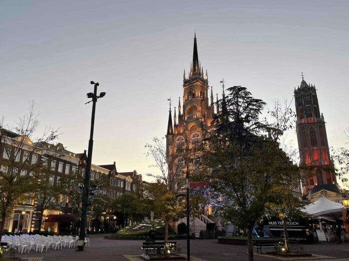 光がともりはじめたギヤマンミュージアム建屋