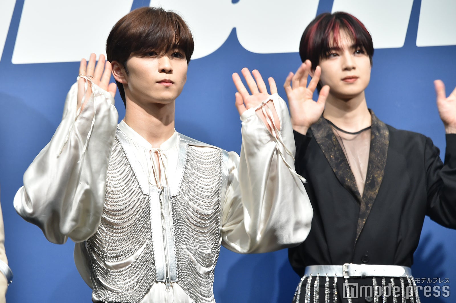 ともに手を振る後藤威尊、佐野雄大 （C）モデルプレス