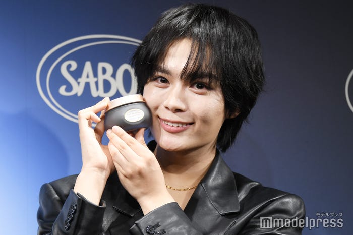 大きな瞳で「綺麗に撮ってください」と記者にお願いする大西流星(C)モデルプレス