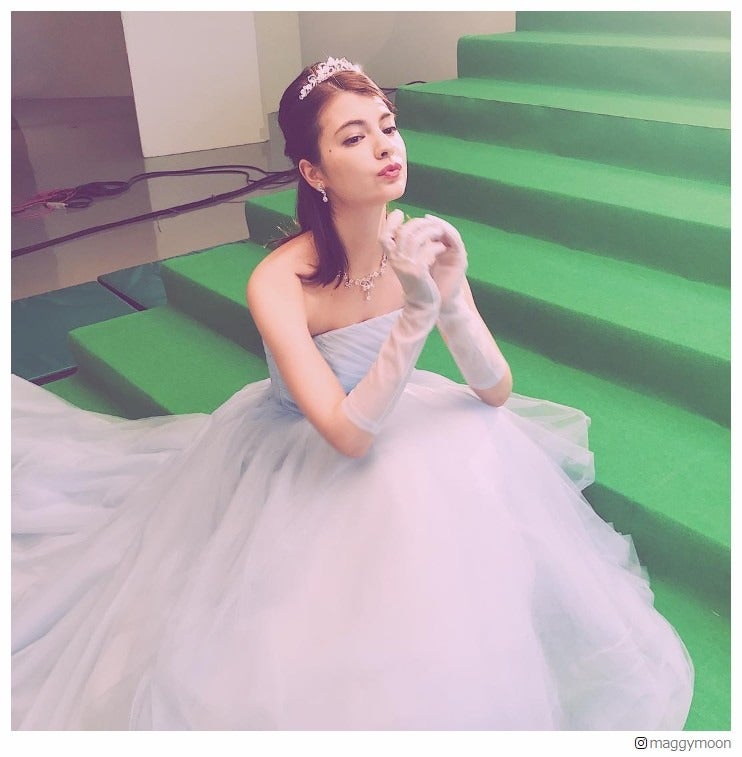 マギー、ドレス姿が“リアルシンデレラ”と話題「美しすぎ」「ガラスの靴探してきます」