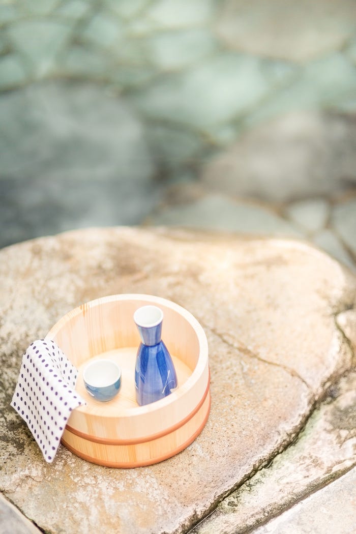 日本酒を飲んでのんびりリラックスphoto by 写真素材ぱくたそ