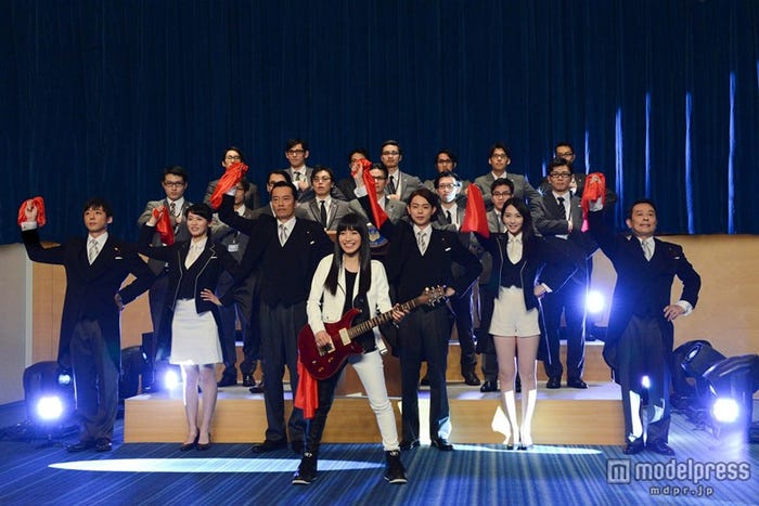 手前左より:高橋一生、本仮屋ユイカ、遠藤憲一、miwa、菅田将暉、知英、金田明夫(C)テレビ朝日