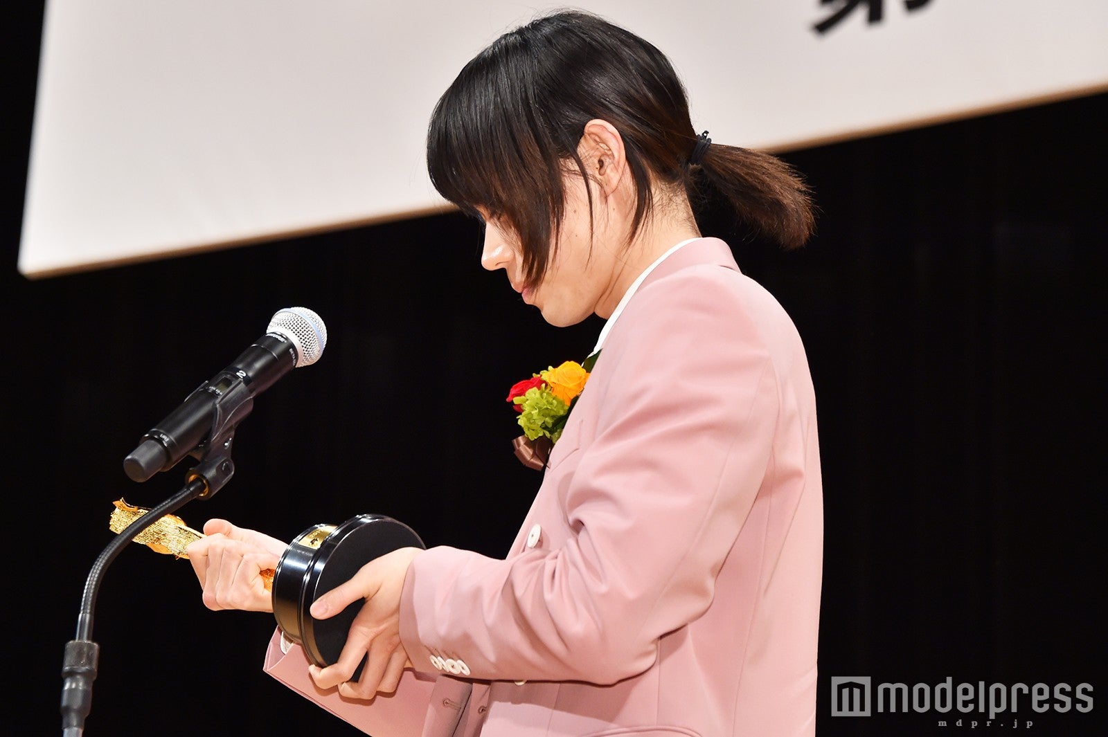 約5キロのトロフィーをしげしげと見つめる菅田将暉 （C）モデルプレス