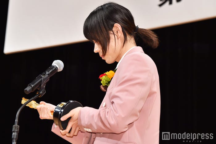 約5キロのトロフィーをしげしげと見つめる菅田将暉 (C)モデルプレス