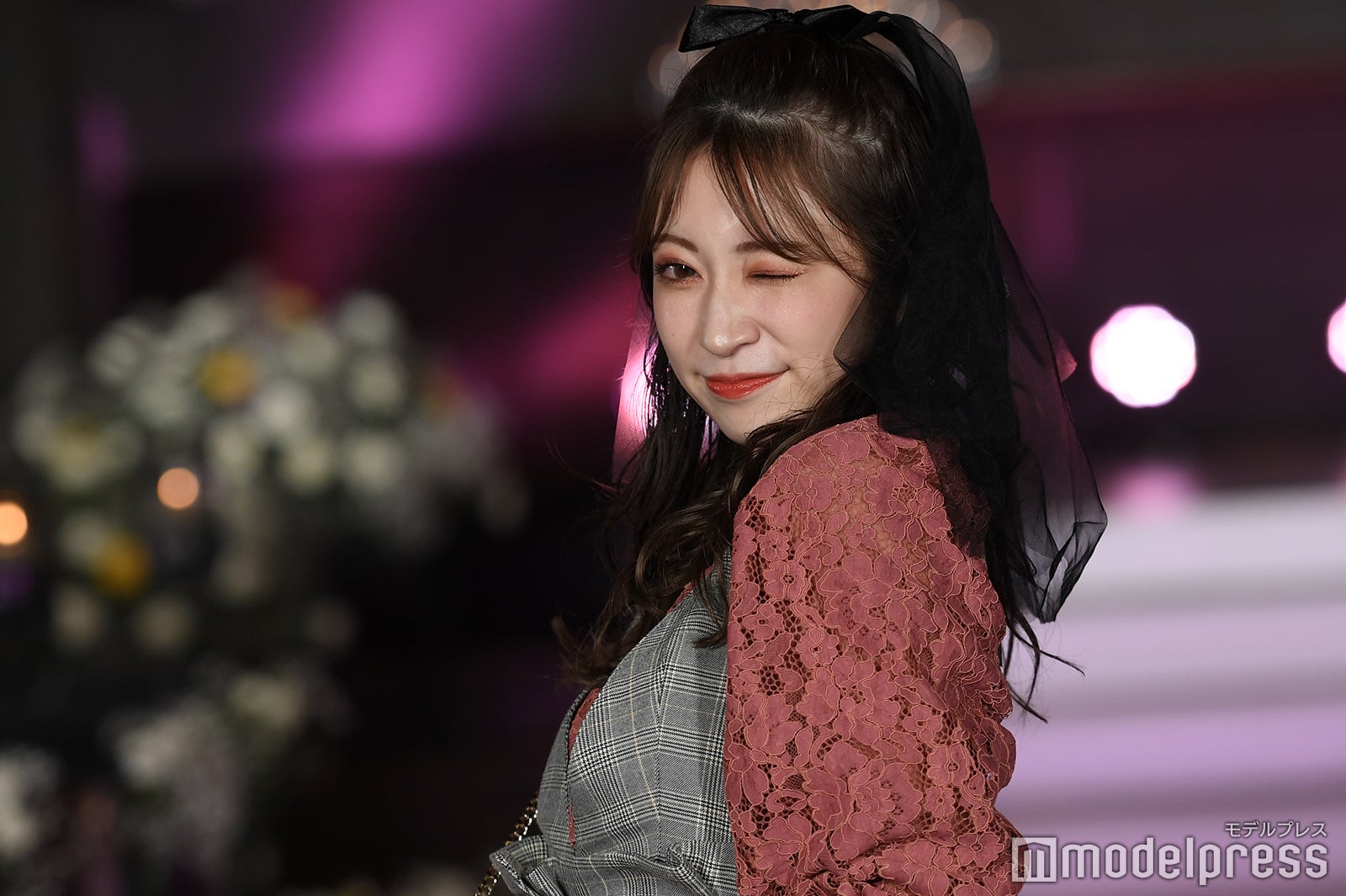 吉田朱里、ガーリーコーデ＆ウインクが破壊力抜群＜札幌コレクション2021＞