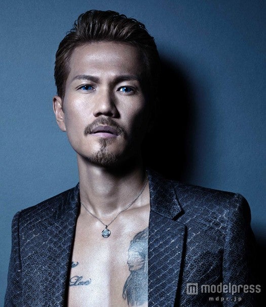 Exile Atsushiがサングラスを外し 青い目 に モデルプレス