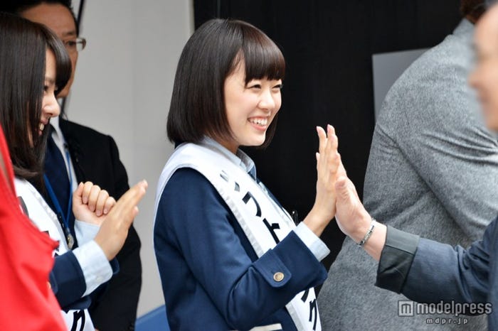 笑顔で購入者とハイタッチするNMB48・渡辺美優紀