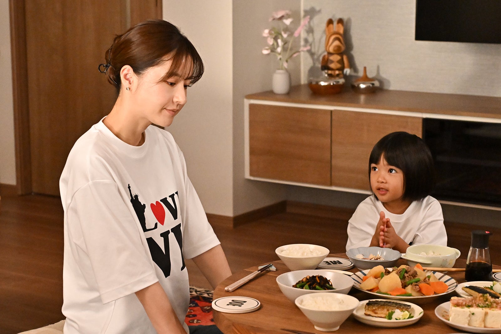 松本若菜、倉田瑛茉「西園寺さんは家事をしない」第7話より（C）TBS