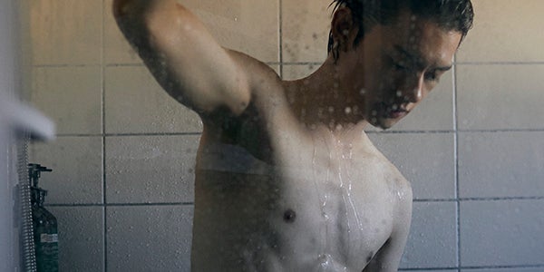 佐野勇斗、シャワールームで美腹筋披露 色気ダダ漏れ恋人感溢れる収録