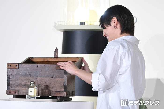 宝箱を開けた瞬間に笑顔がこぼれる山田涼介(C)モデルプレス
