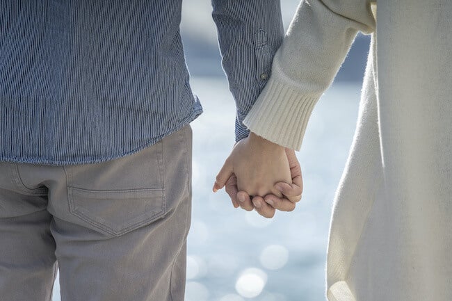 恋人繋ぎされたら脈あり 手の繋ぎ方 でわかる男性心理 モデルプレス