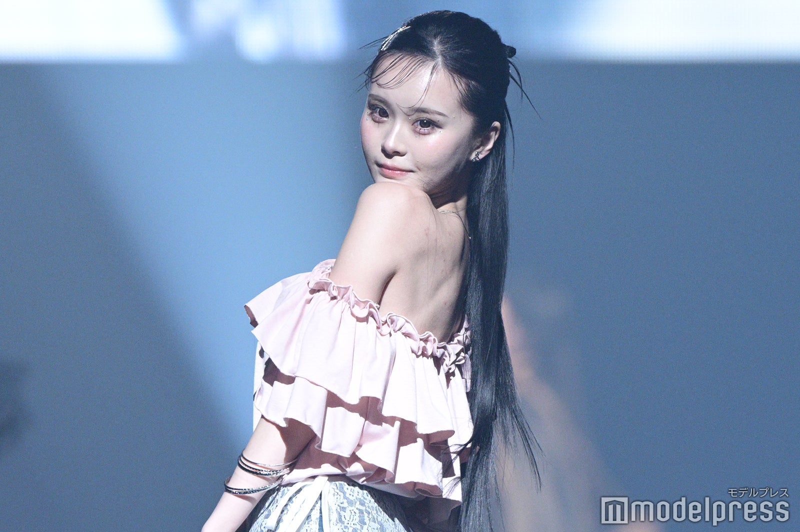 YouTuberさくら、ワンショルトップスから美背中のぞく【TGC香川2025