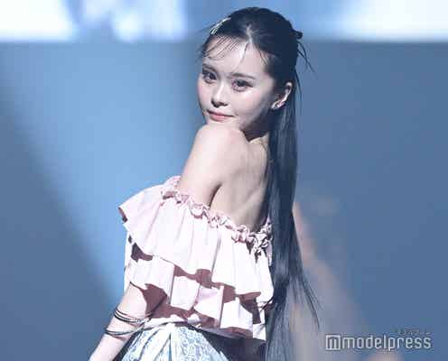 YouTuberさくら、ワンショルトップスから美背中のぞく【TGC香川2025】