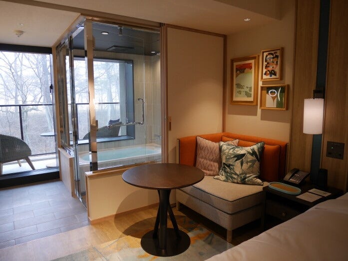 客室のアートはオーストラリア出身で軽井沢在住の木版画家テリー・マッケーナ氏の作品など（ホテルインディゴ軽井沢）