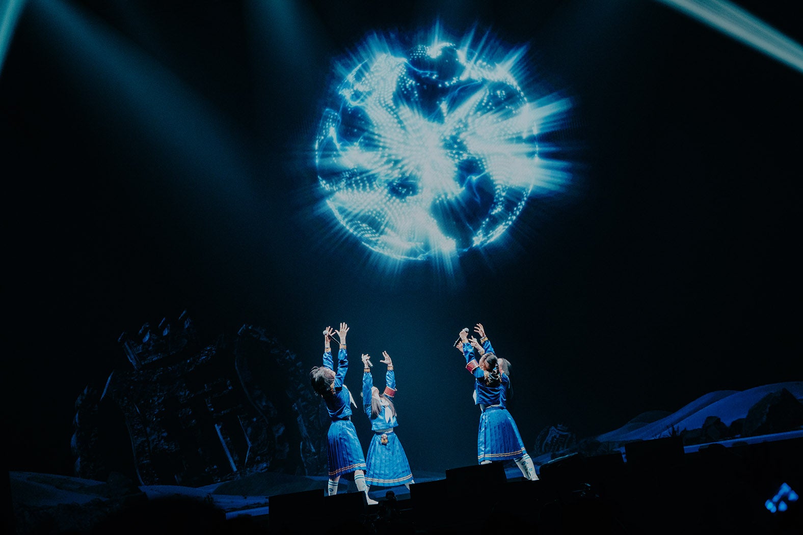 新しい学校のリーダーズ「宣誓 ～個性や自由ではみ出し10年～」（C）hiroyabrian