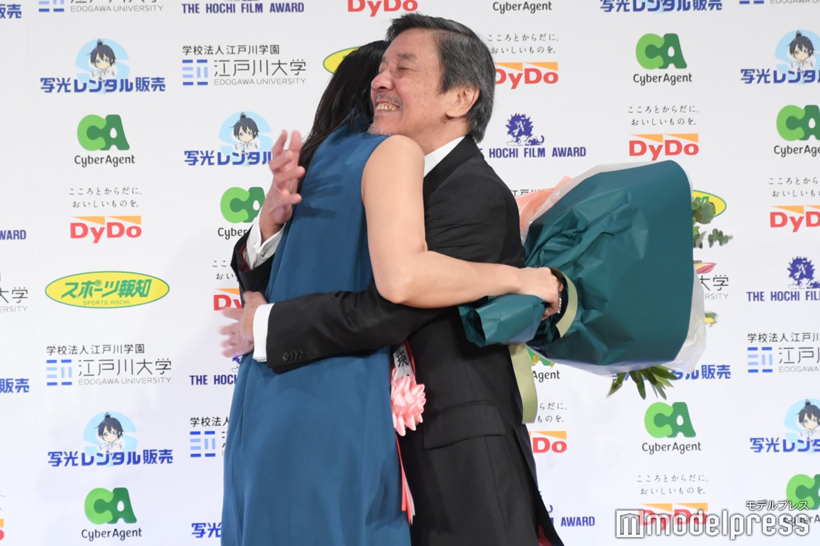 奥田瑛二、希少な額装用画集より、新品額装付、状態良好 奥田瑛二、杏との共演は実娘・安藤サクラより「緊張する」熱いハグで