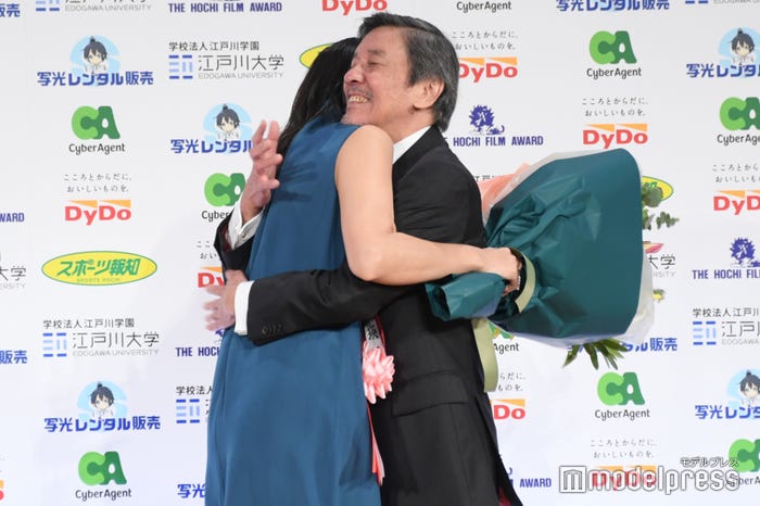 熱いハグを交わす杏、奥田瑛二(C)モデルプレス