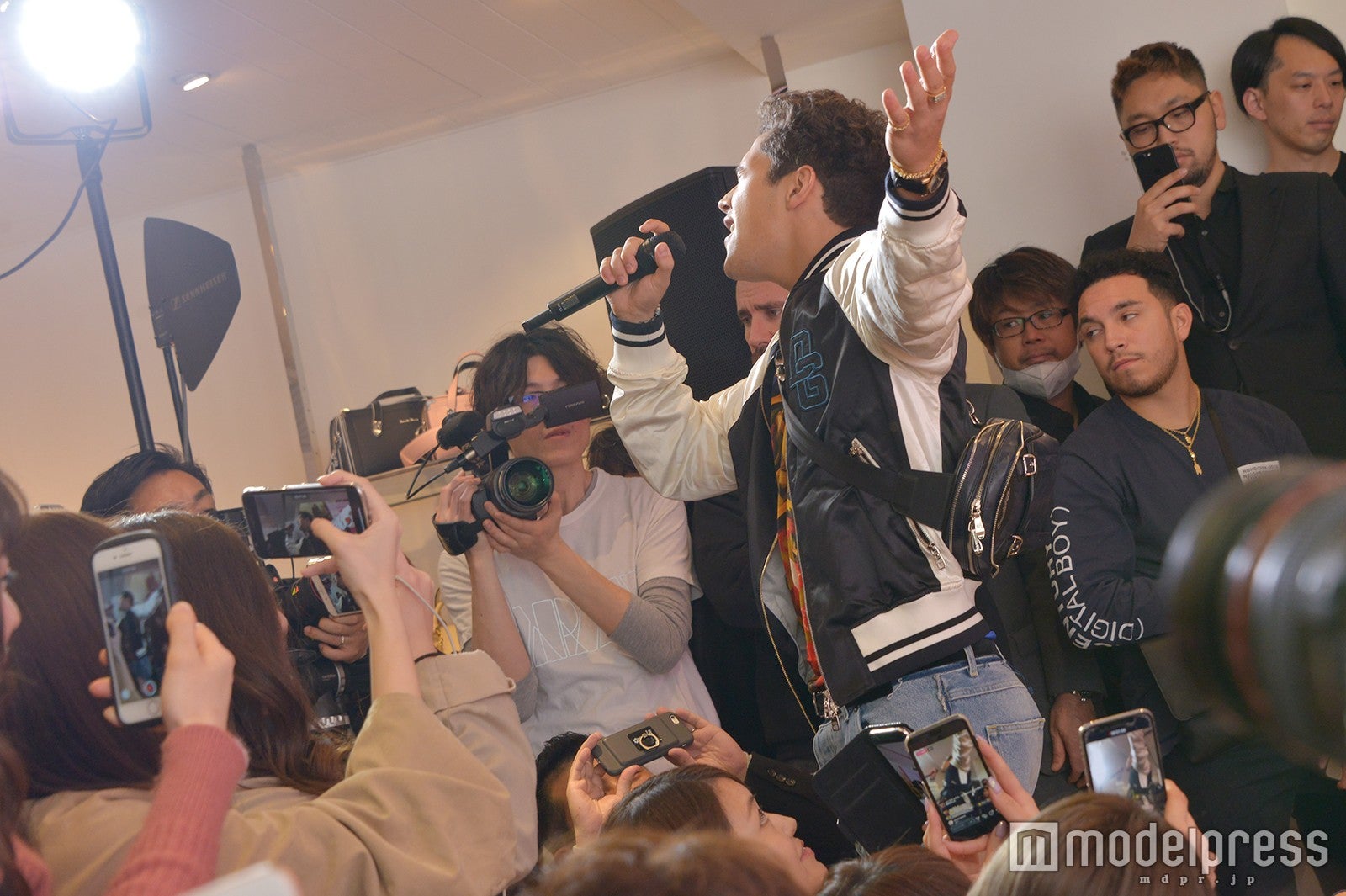 ファンも必死で撮影 （C）モデルプレス