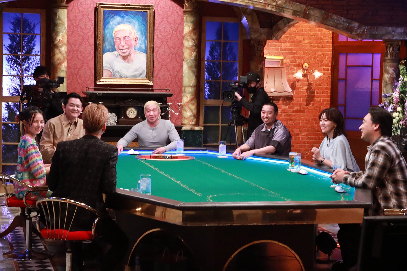 （左手前から時計回りに）陣、ベッキー、ノブ、松本人志、大悟、大橋未歩、斉藤慎二（C）フジテレビ