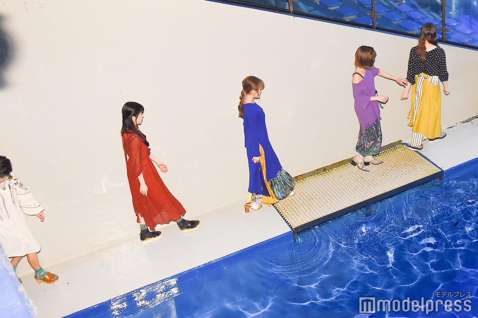 滑らないように慎重に移動するリトグリ （C）モデルプレス