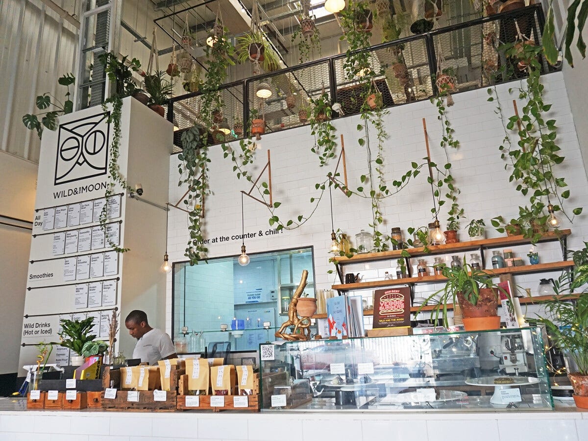 おしゃれなカフェ 「Wild & The Moon」。サラダ、スープ、デザートなども提供