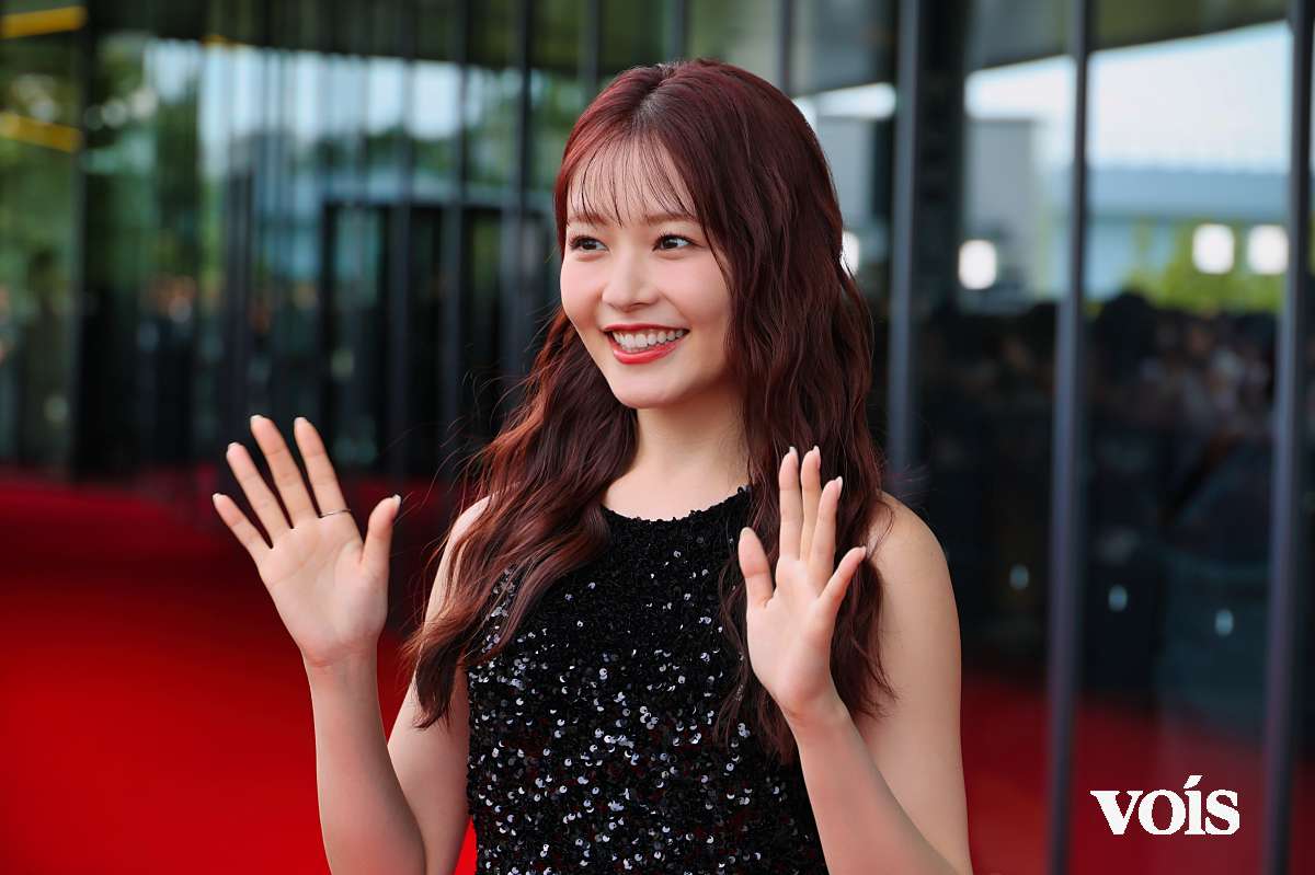 久間田琳加、黒のミニドレス姿でレカペ 美脚＆美背中を披露