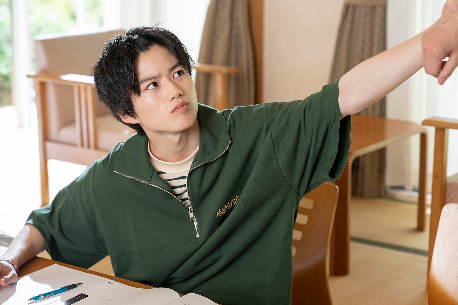 画像6/7) 「みなしょー2」湊（草川拓弥）＆シン（西垣匠）、床