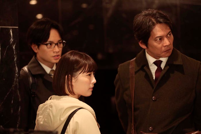 中島健人、伊藤沙莉、織田裕二「シッコウ!!~犬と私と執行官~」第2話より(C)テレビ朝日