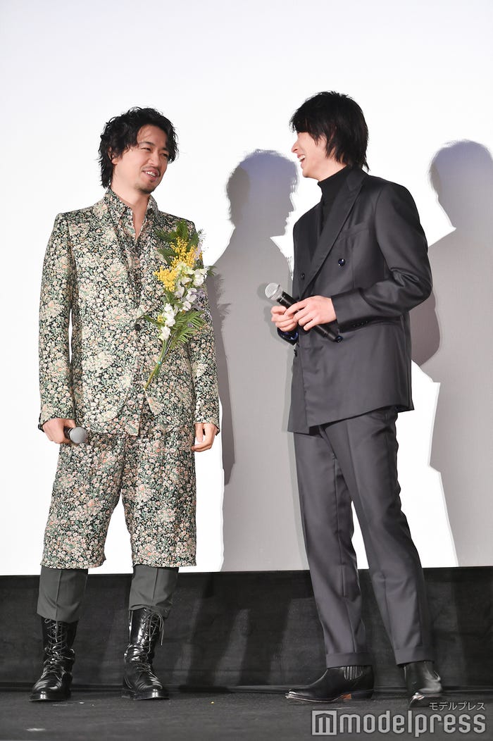 斎藤工&山崎賢人(C)モデルプレス