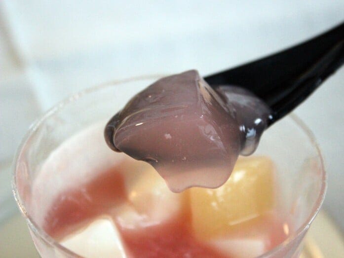 桃のジュレと一体化するように、桃のわらび餅が隠れています