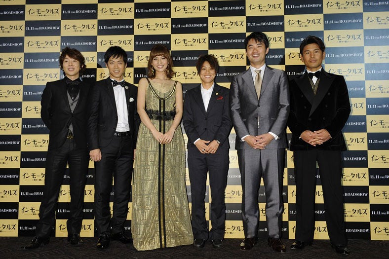 （左から）川越達也シェフ、東貴博、優木まおみ、近賀ゆかり、杉村太蔵、魔裟斗（C）2010 War of the Gods, LLC. All Rights Reserved.