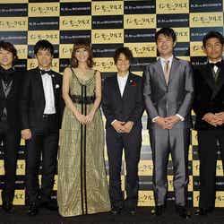 (左から)川越達也シェフ、東貴博、優木まおみ、近賀ゆかり、杉村太蔵、魔裟斗(C)2010 War of the Gods, LLC. All Rights Reserved.