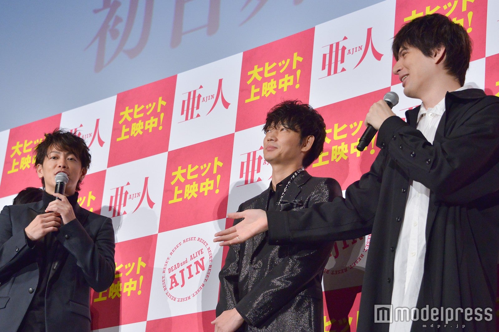 佐藤の提案をだいぶ不安視する綾野剛＆城田優（C）モデルプレス