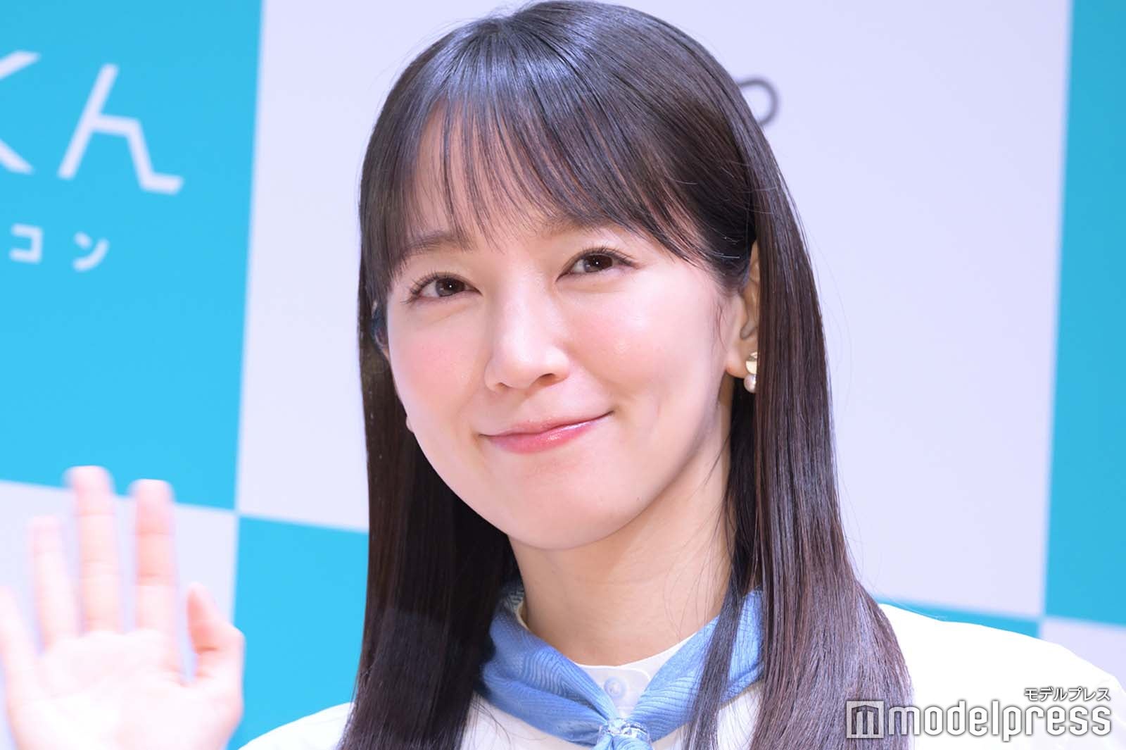 吉岡里帆、爽やか衣装で色白美脚チラ見せ 休日の意外な過ごし方語る「メキシコの方とか行きたい」