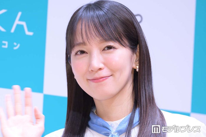 吉岡里帆、爽やか衣装で色白美脚チラ見せ 休日の意外な過ごし方語る「メキシコの方とか行きたい」