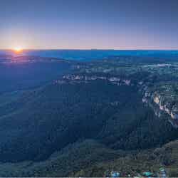 青い靄をまとう、ブルーマウンテンズの風景/Destination NSW