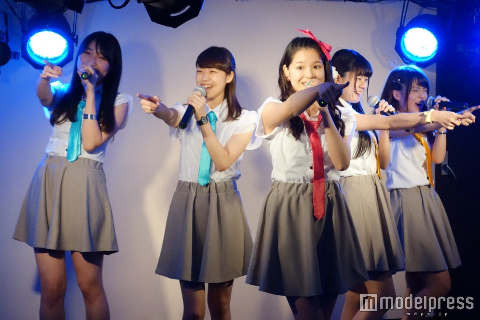 異色のオフィス系ガールズ・カプ式会社ハイパーモチベーション、新衣装で気持ち新たに　不安乗り越え新曲披露