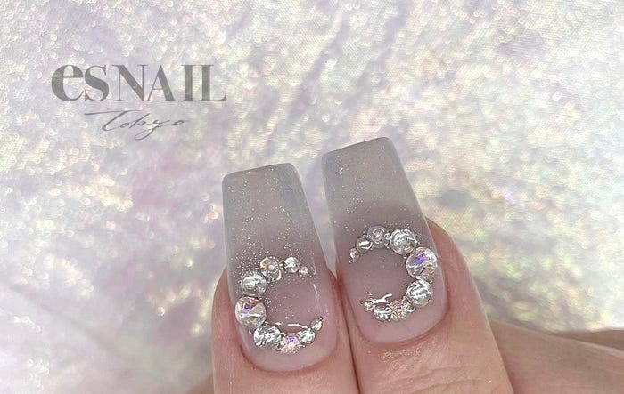 くすませシアーブルー×ムーンモチーフ(画像提供:esNAIL)