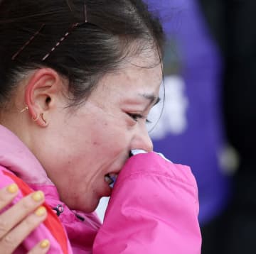 松田瑞生は無念7位に号泣「なんで？なんで？なんで？」監督の胸叩き涙止まらず 16キロ過ぎから先頭集団から脱落 粘りの走りも肩落とす「申し訳ない」