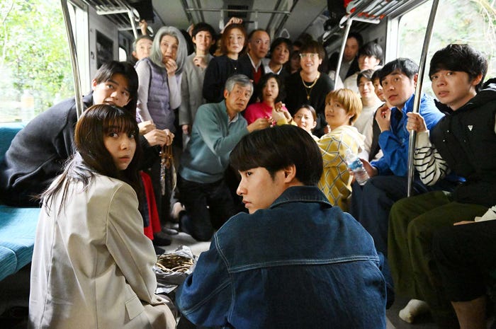 上白石萌歌、赤楚衛二ら「ペンディングトレイン―8時23分、明日 君と」(C)TBS