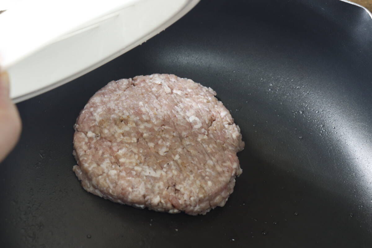 ダイソーのミートプレスで作ったパティを焼く