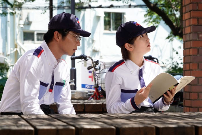 田中圭、志田未来「ブラックポストマン」第2話より(C)テレビ東京