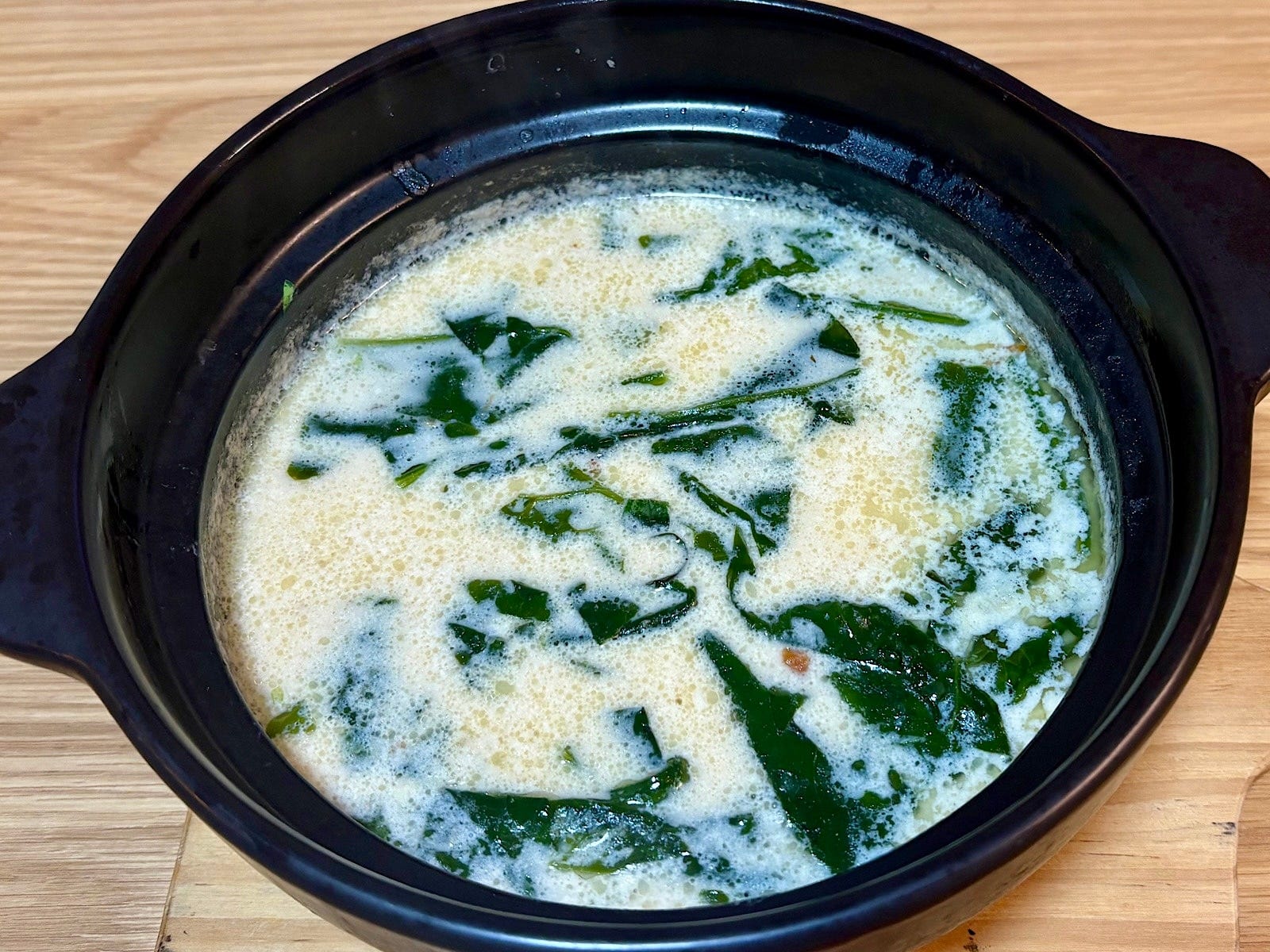 筆者はほうれん草を追加して作りました。パスタを少なめにすると、スープのうまみをより楽しめます