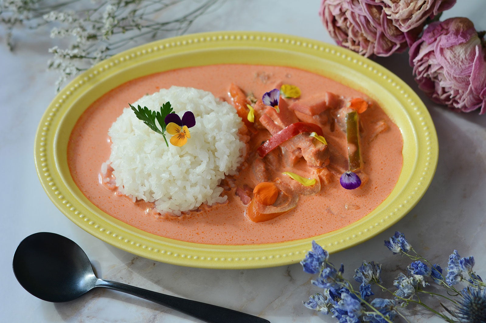 ピンクカレー950円 、テイクアウト750円（税込）／画像提供：株式会社FABTONE