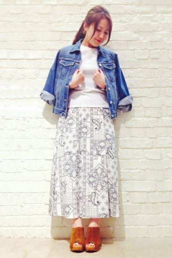 淡い色味のデニムジャケットは、ホワイトコーデに合わせてカジュアルガーリースタイルに変身／画像提供：STAFF SNAP