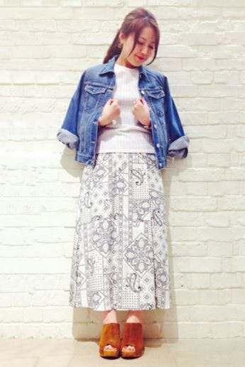 淡い色味のデニムジャケットは、ホワイトコーデに合わせてカジュアルガーリースタイルに変身/画像提供:STAFF SNAP