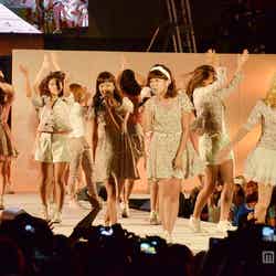 ファッションイベント「ハワイアン・メイ！コレクション 2014」でライブパファーマンスを披露したE-girls