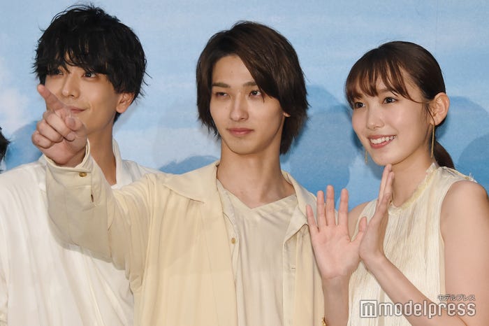 カメラマンに名前を呼ばれ指さし確認する横浜流星 (C)モデルプレス