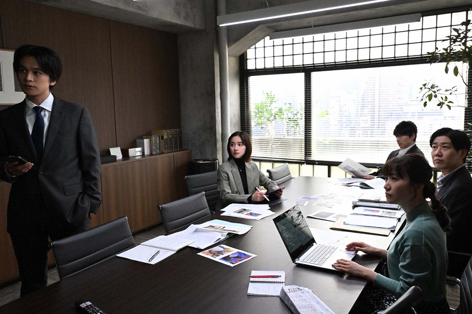 （左から時計回りに）北村匠海、堀田真由、長谷川博己、林泰文、大島優子「アンチヒーロー」第1話より（C）TBS